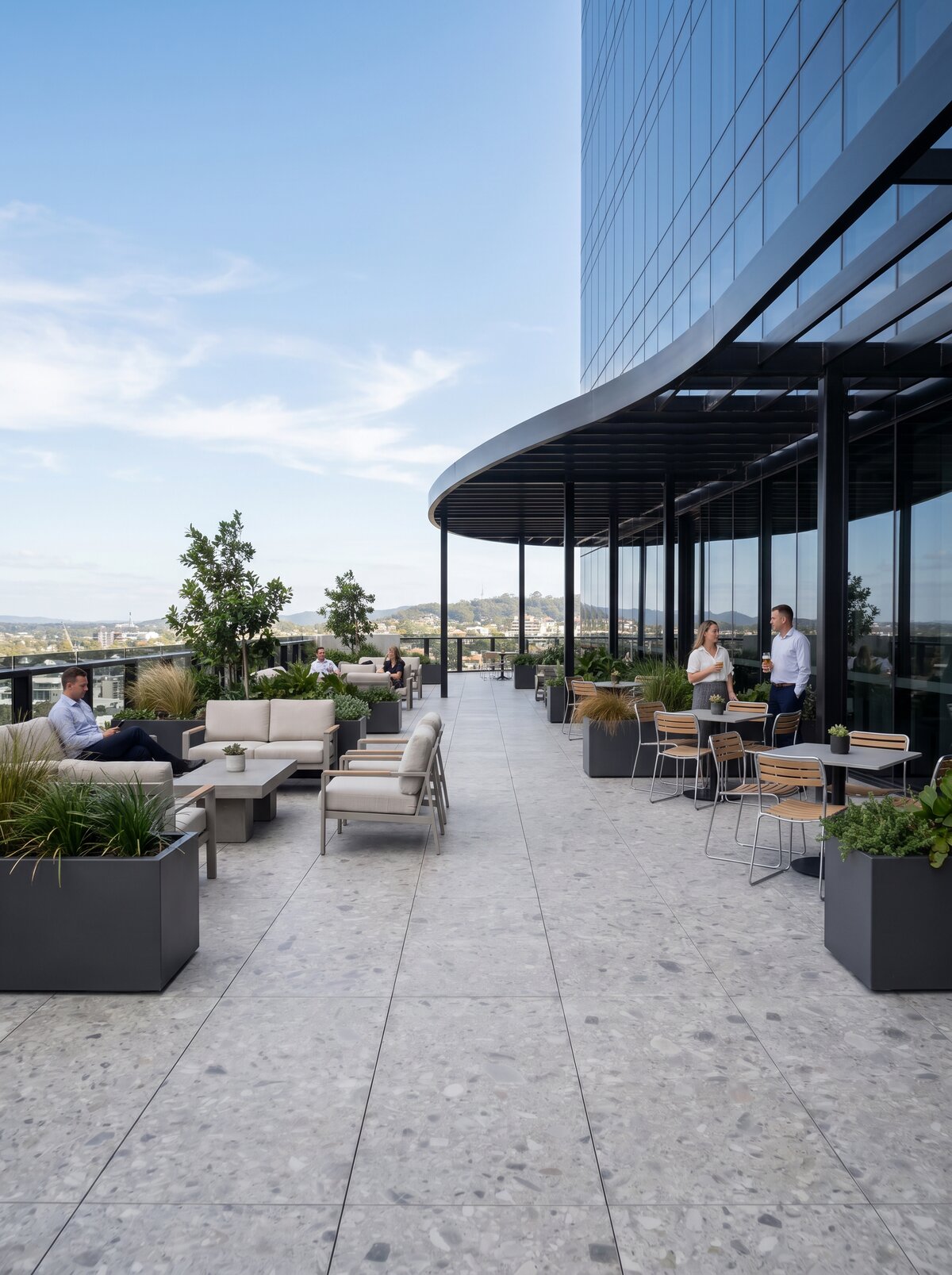 Terrasse surélevée moderne sur le toit avec des dalles en grès clair