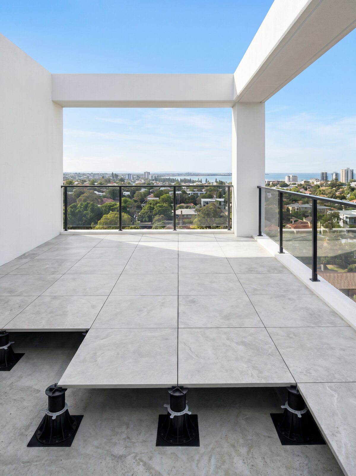Moderne balcon avec terrasse surélevée en dalles gris clair