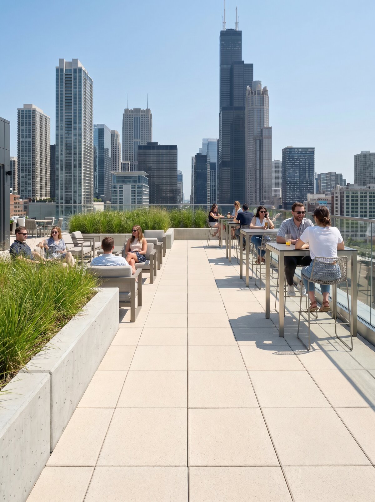 Moderne terrasse sur le toit d'un immeuble de bureaux à Chicago avec revêtement