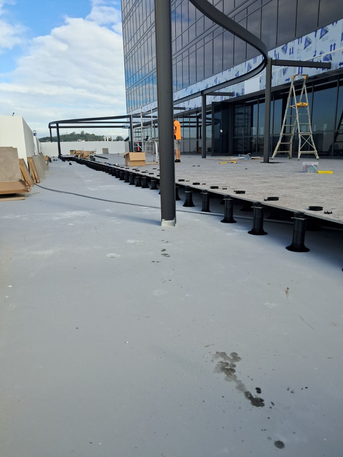 Montage de terrasse surélevée sur toit inversé supports noirs