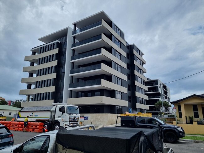 Moderne immeuble résidentiel à plusieurs étages à Wollon