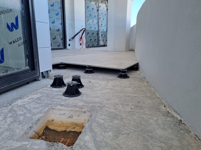 Préparation de la sous-couche pour terrasse surélevée sur balcon