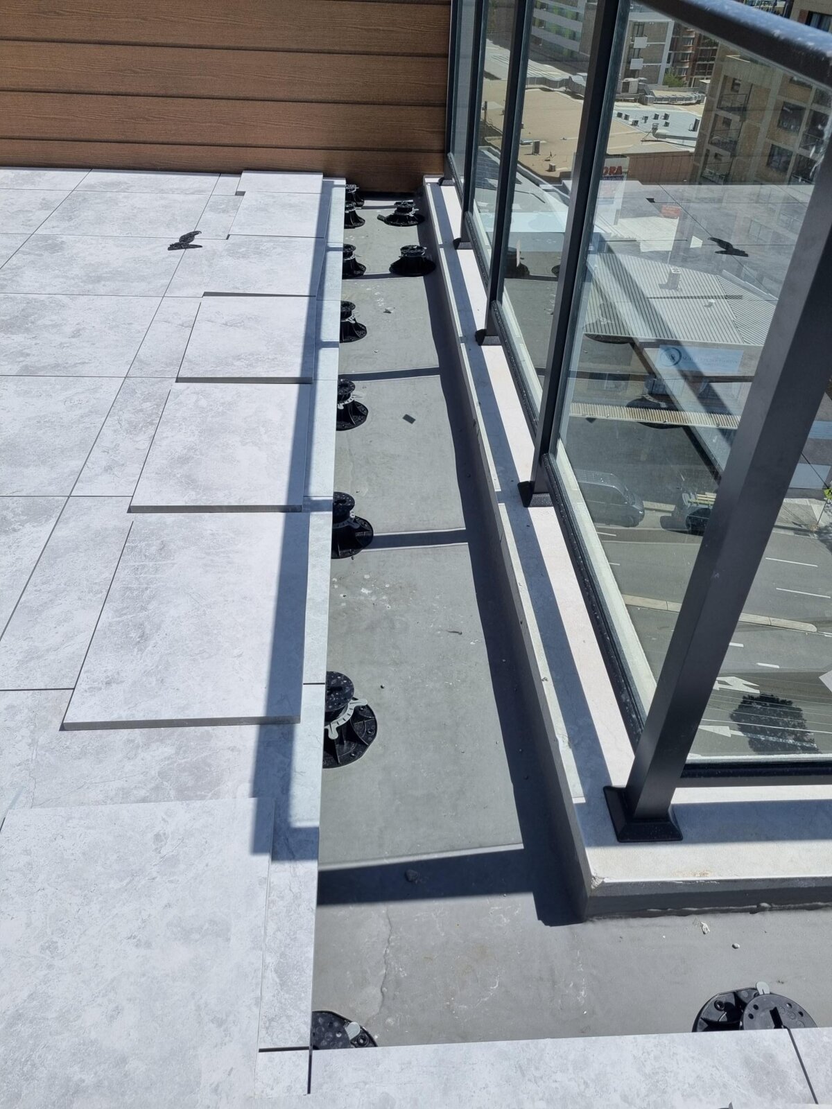 Travaux d'exécution et nivellement des dalles de terrasse à sec mon