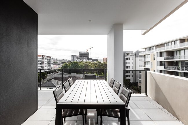 Meubles de jardin et zone repas sur un balcon moderne dans