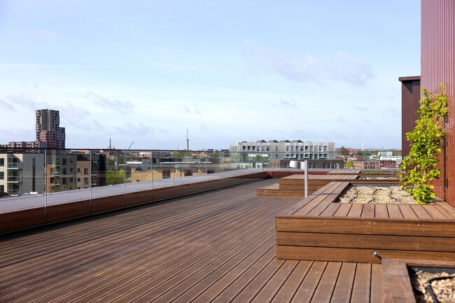 Terrasse surélevée à plusieurs niveaux dans un esprit scandinave avec vue