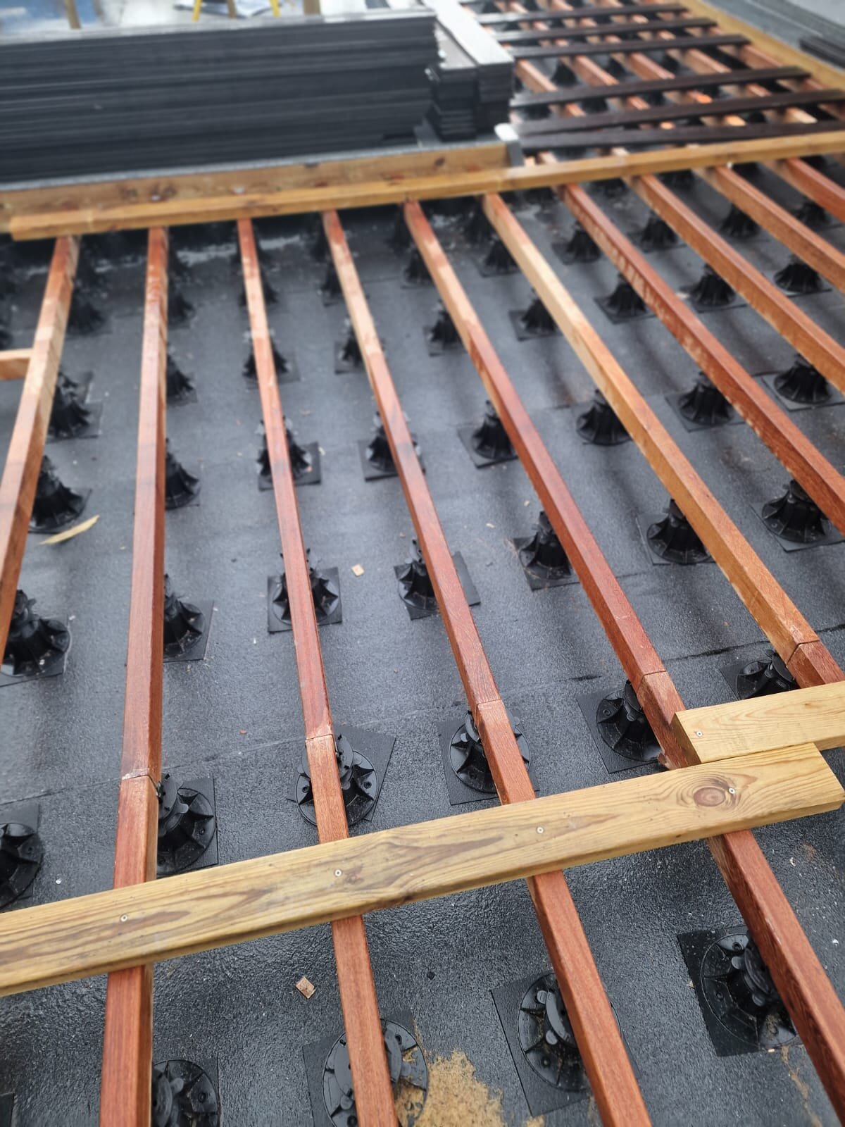 Construction de la structure de support pour terrasse surélevée en bois