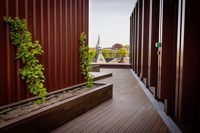 Dalle en bois pour terrasse surélevée sur le toit de l'hôtel à Aarhus