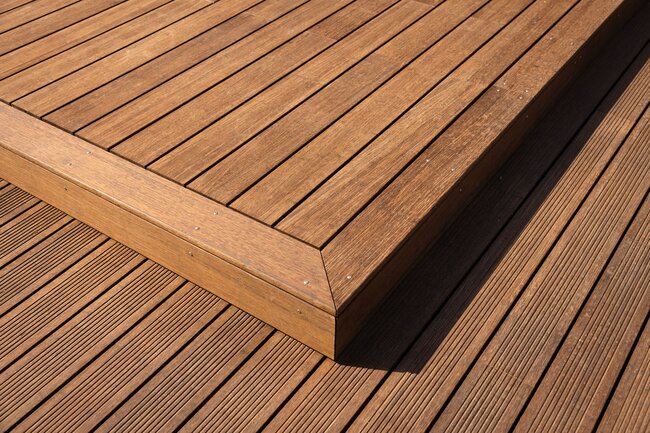 Détail de finition de terrasse en bois, ajustement précis et