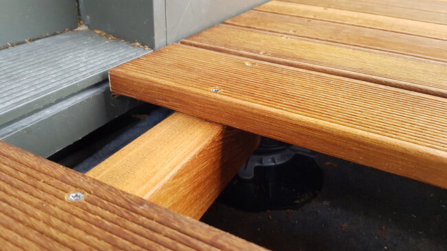 Précis finition des bords de marche avec une lame de terrasse et