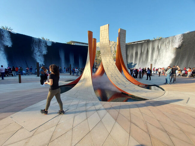 Installation d'un élément aquatique à l'Expo 2020 de Dubaï avec une fontaine monumentale