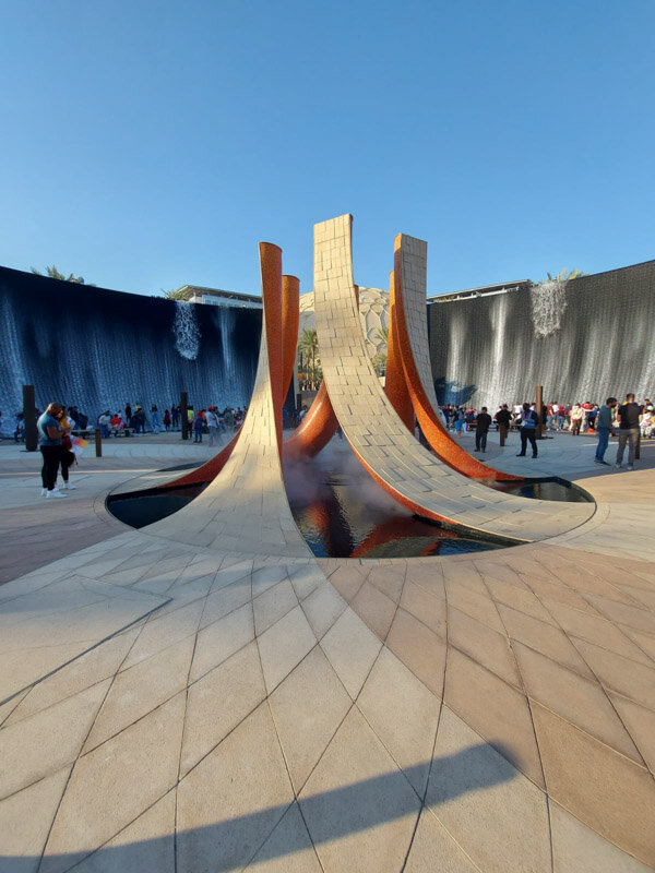 Terrasse Surélevée en granit autour des sculptures et de la cascade