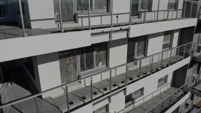 Terrasse Surélevée sur plots réglables sur balcons dans un immeuble résidentiel
