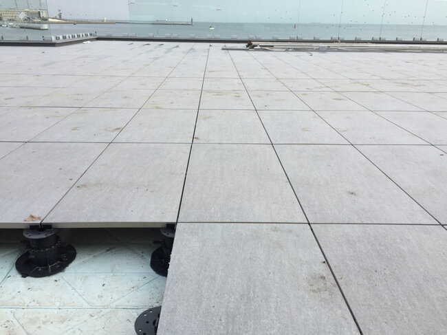Terrasse Surélevée sur plots réglables avec dalles en grès cérame avec vue sur la mer