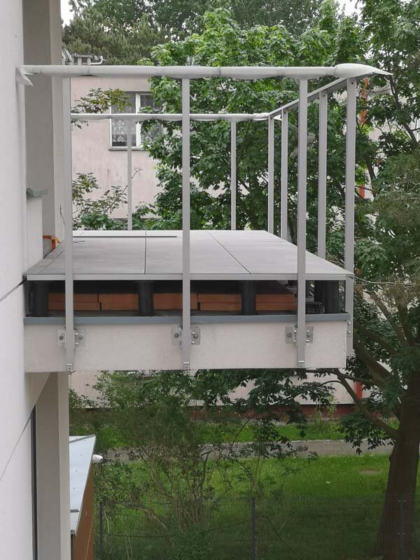 Plots réglables sur balcon dans le système de terrasse surélevée plots