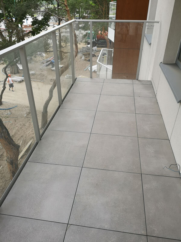 Terrasse Surélevée Finie avec Dalles en Grès Céramique de 2 cm sur Plots Solver
