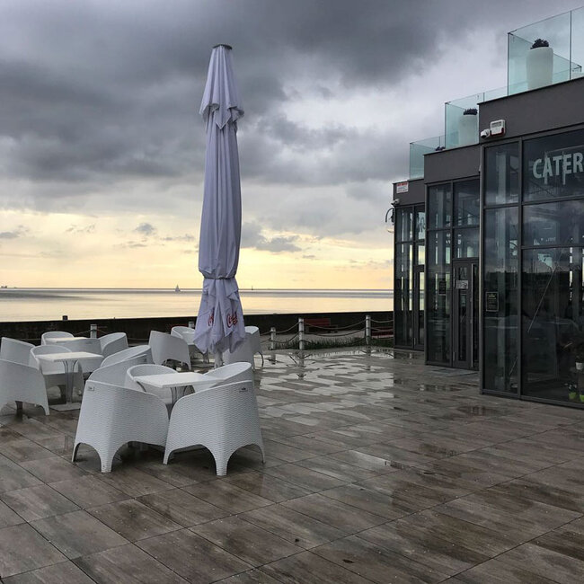 Taras wentylowany z płytami jako ogródek restauracyjny nad morzem
