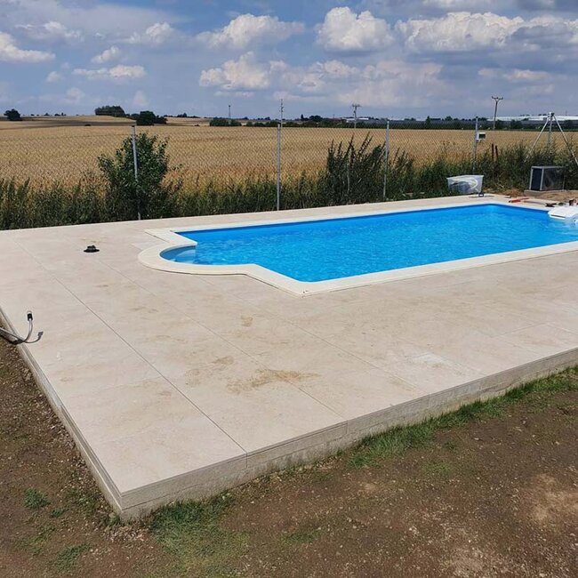 Piscine finie avec des dalles tout autour posées sur des plots réglables solver