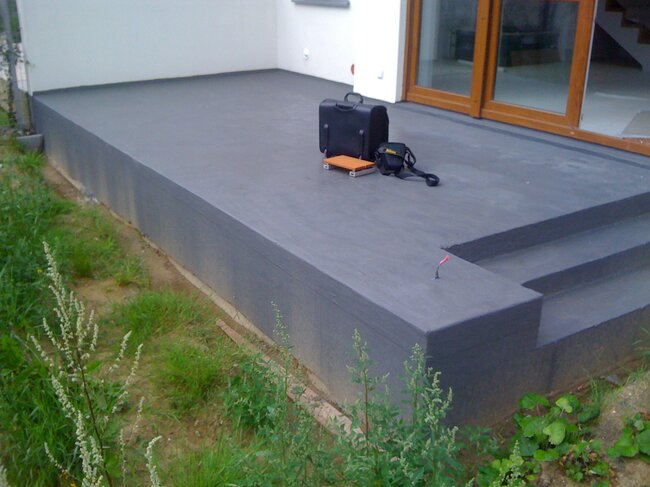Terrasse protégée par une hydro-isolation sous forme de film liquide