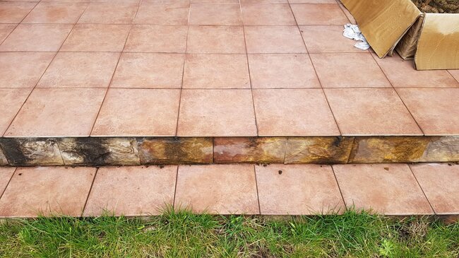 Escalier avec des dalles qui se détachent sur une terrasse traditionnelle