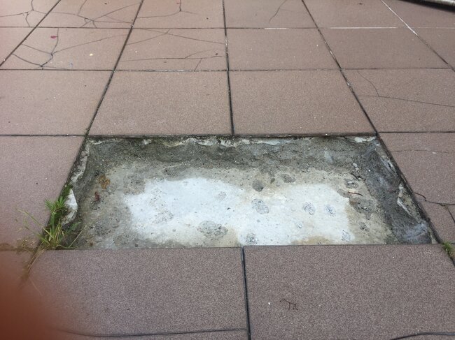 Dalles détachées d'une terrasse collée