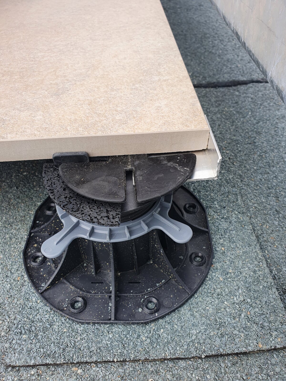 Plot avec accessoires et dalle sur terrasse avec membrane bitumineuse