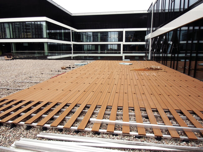 Terrasse Surélevée sur toit utilisable avec lambourdes en aluminium et lames composites sur plots solver