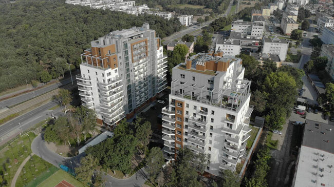 Photo d'un investissement de bâtiment multifamilial avec utilisation de plots de terrasse réglables avec dalles, vue du balcon