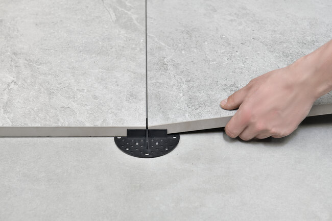 Pose de dalles de terrasse en grès cérame 2 cm sur plots de terrasse 2 mm solver