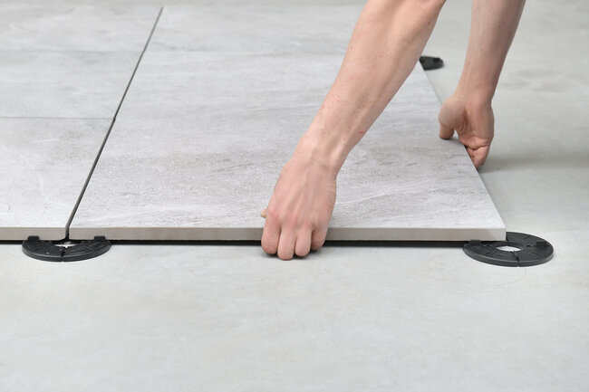Pose de dalles en grès céramique 2 cm sur plots solver à hauteur fixe