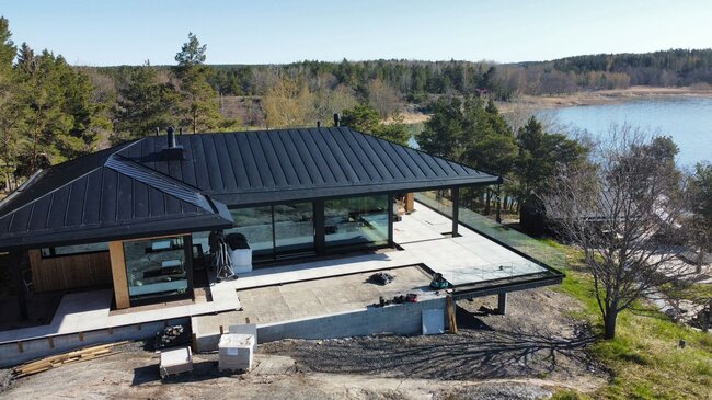Terrasse Surélevée avec dalles dans une maison moderne au bord de l'eau en Finlande