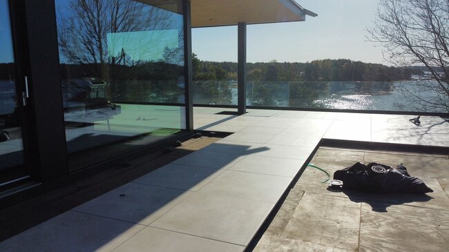 Terrasse en dalles dans une maison moderne au bord de l'eau en Finlande 2