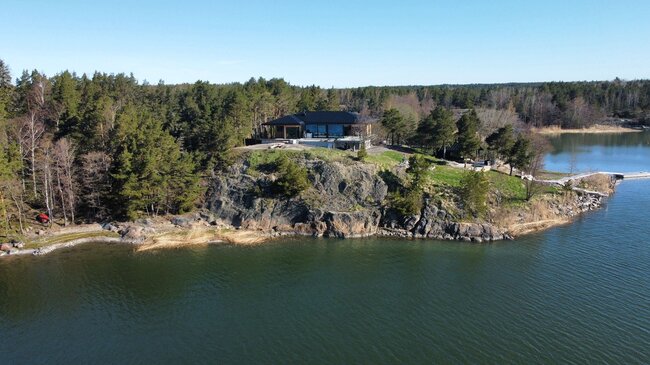 Terrasse en dalles dans une maison moderne au bord de l'eau en Finlande 4