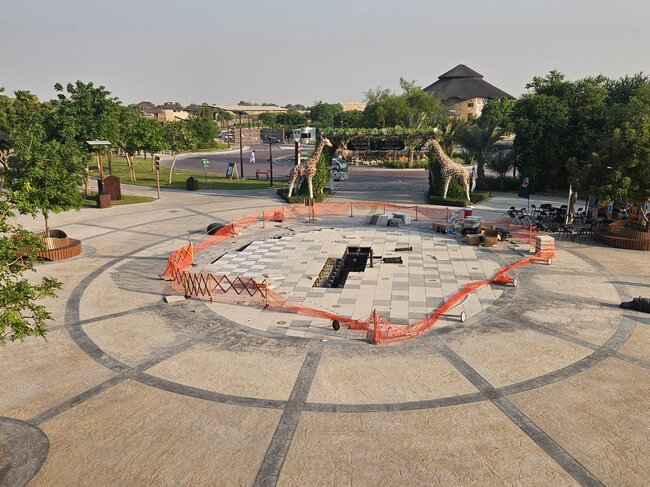 Plots sous la surface de la fontaine du Dubai Safari Park 4