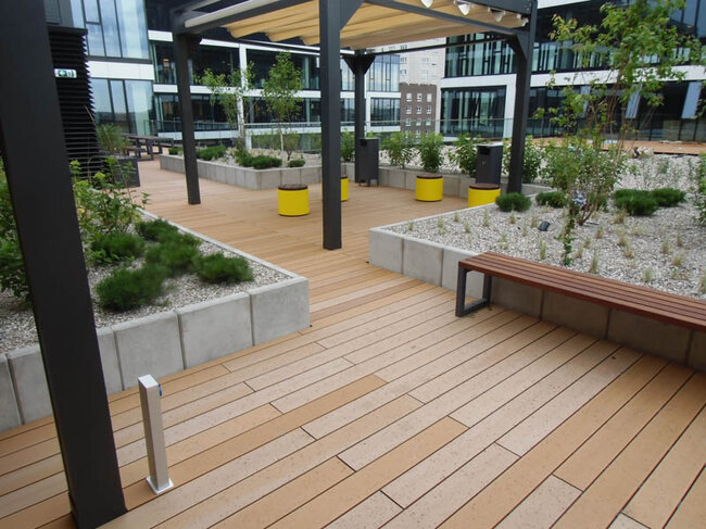 Espace public sur terrasse surélevée sur le toit sur plots avec lame composite