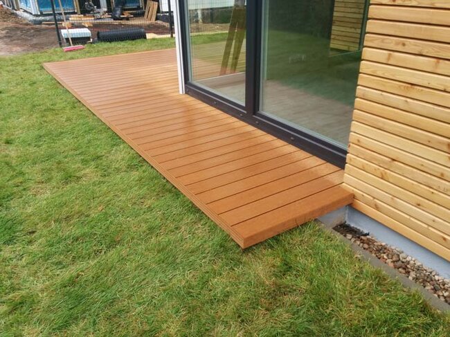 Terrasse composite sur plots dans le jardin