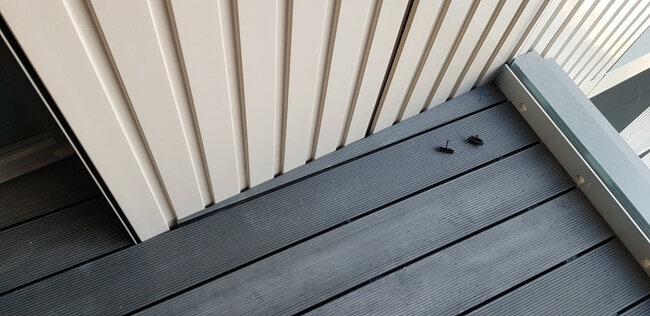 Détail de terrasse composite, coupe des lames avec biseau