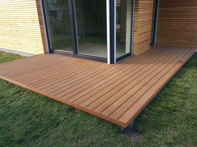 Terrasse composite finie sur sol construit sur plots