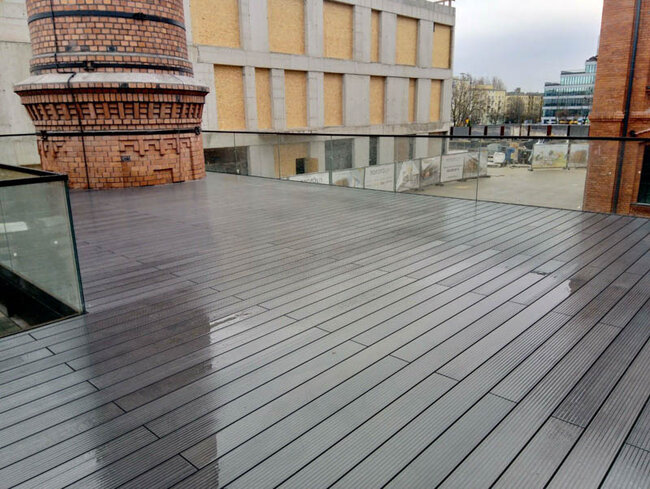 Terrasse composite près de structures historiques