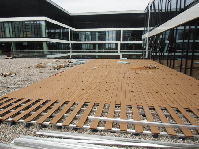 Montage de terrasse surélevée sur plots solver dans un espace utilisable