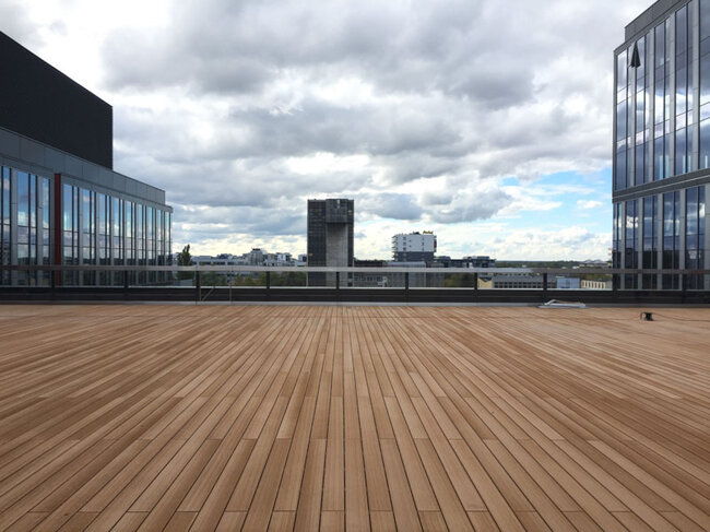 Vue depuis une terrasse en composite réalisée selon la technique du système surélevé