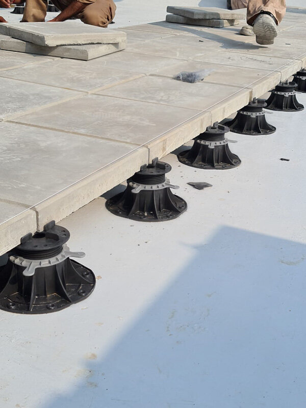 Plots de terrasse solver sous dalles de terrasse en béton clair sous-structure