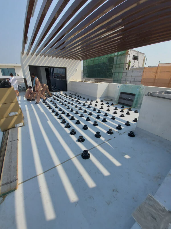 Plots de terrasse posés prêts à poser des dalles en béton
