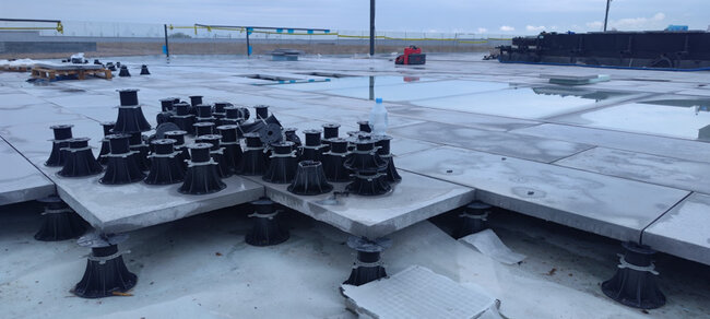 Plots standard sur dalles béton sur toit plat accessible