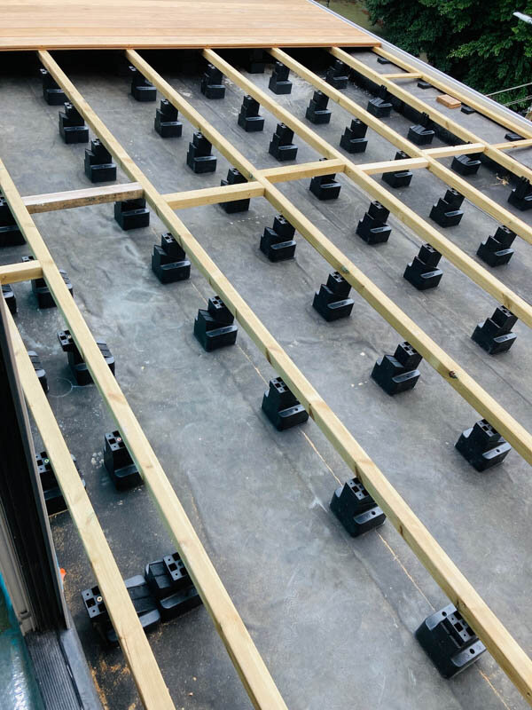 Espacement des plots de terrasse sous lambourdes en bois sur terrasse