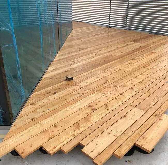 Terrasse en bois naturel de différentes largeurs sur terrasse surélevée solver