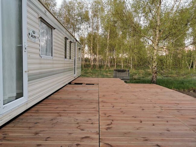 Terrasse près de la caravane en bois naturel sur plots de terrasse max