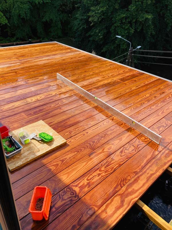 Terrasse en bois surélevée avec lambourdes et plots