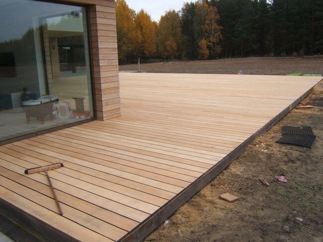 Réalisation d’une terrasse surélevée sur sol avec lames en bois naturel