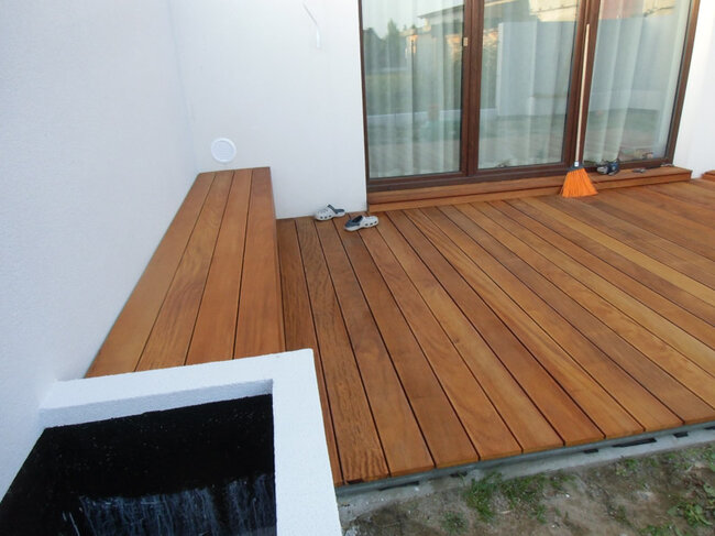 Terrasse en bois avec banc en bois naturel