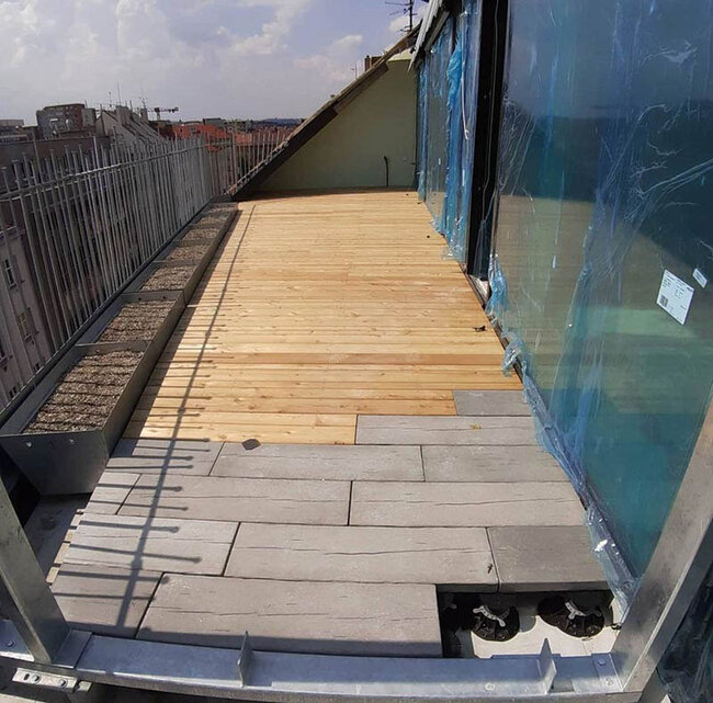 Terrasse avec dalles en béton et lames en bois naturel